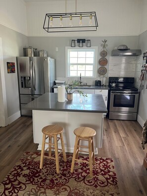 Fridge, microwave, oven, stovetop - Cozy 1-bedroom house in Trinity, Starlink, king size bed (Trinity)