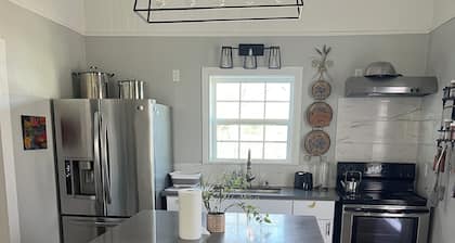 Cozy 1-bedroom house in Trinity, Starlink, king size bed