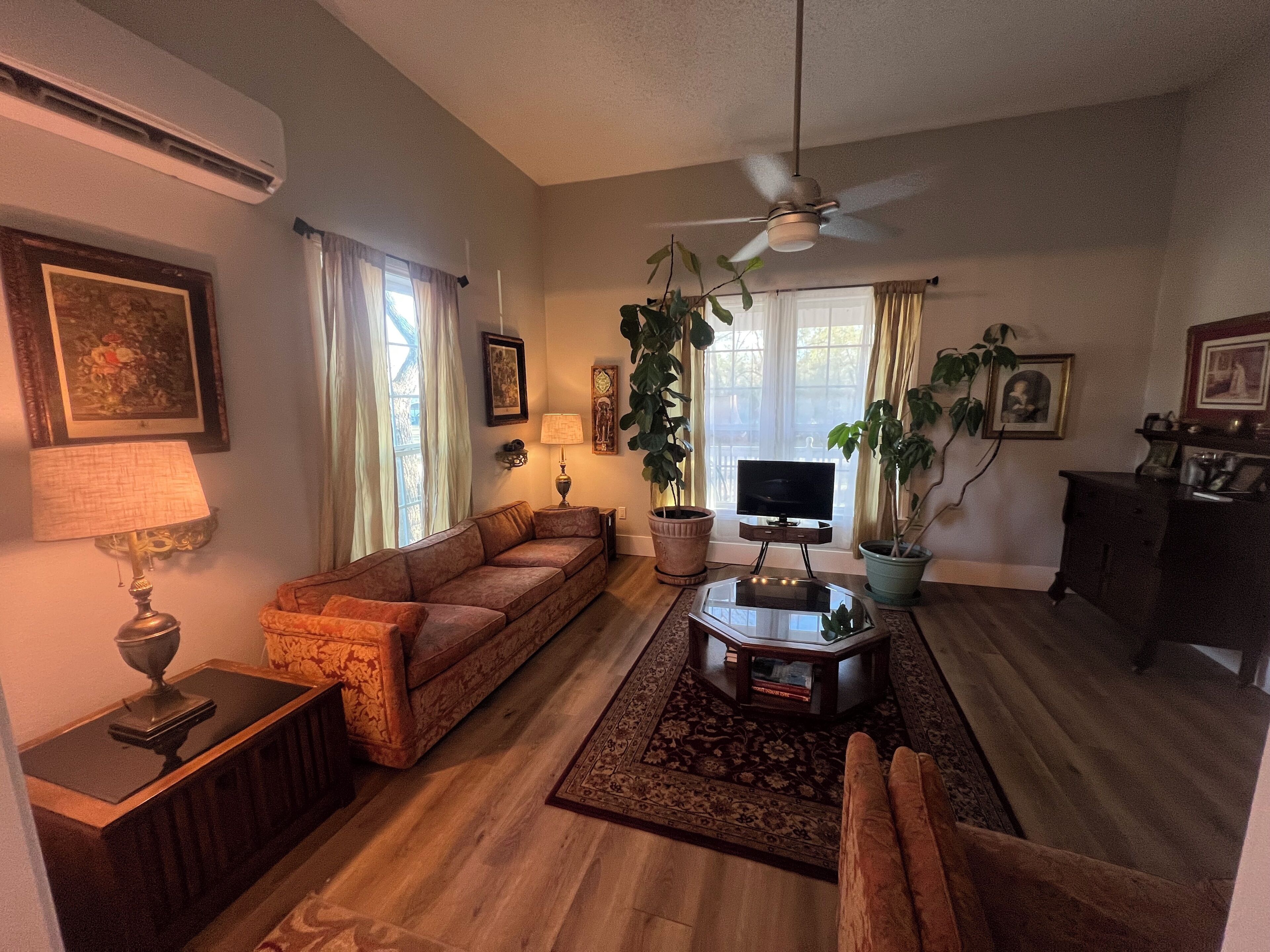 Télévision, lecteur de DVD, livres