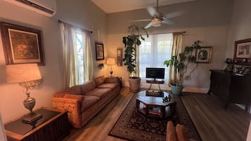 Télévision, lecteur de DVD, livres