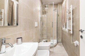 Douche, sèche-cheveux, bidet, serviettes fournies