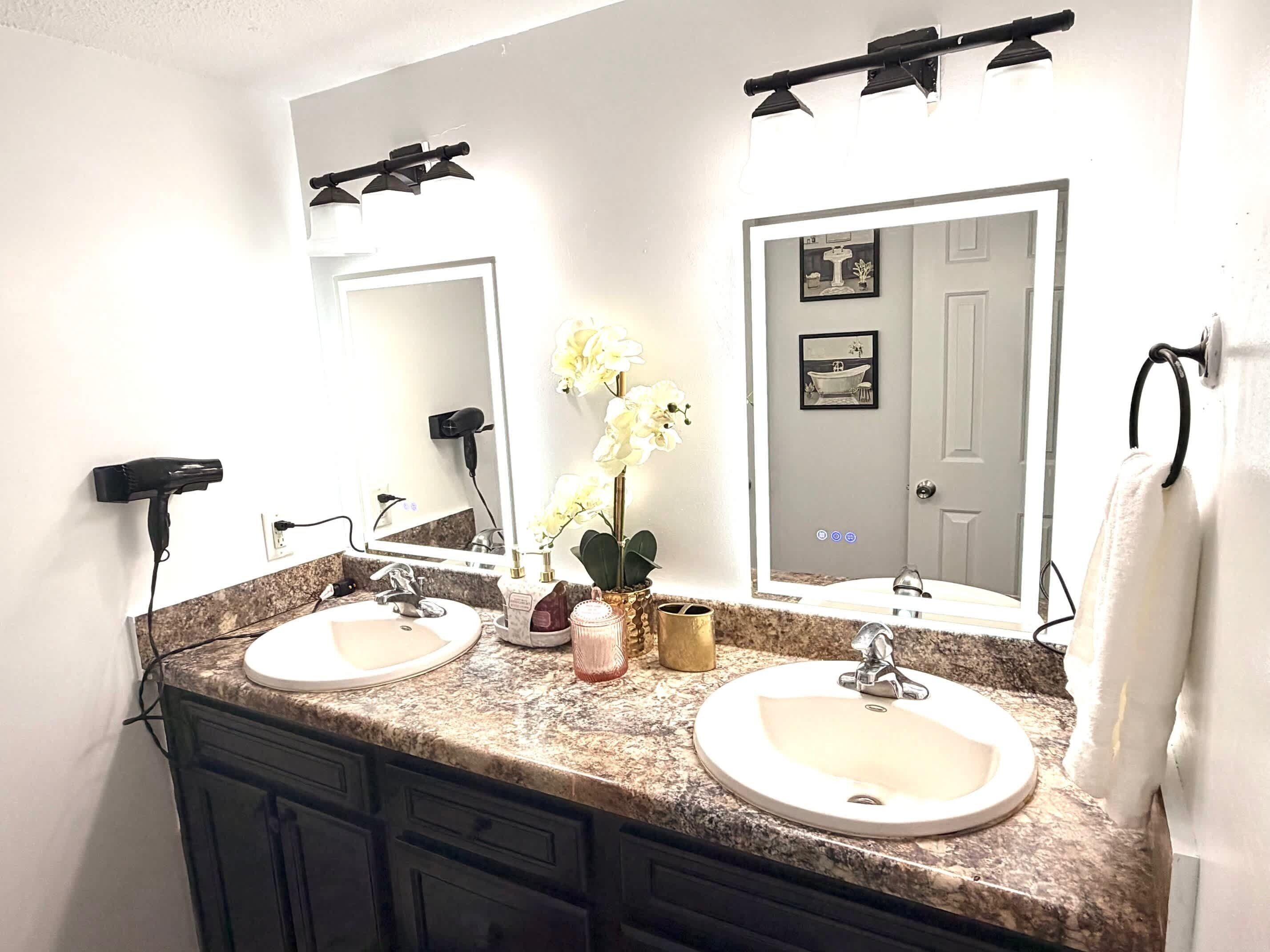 Dusj, håndklær og sjampo