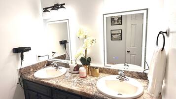 Dusj, håndklær og sjampo