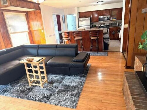 Oak Leaf Retreat | Spacious Family Home near GSU