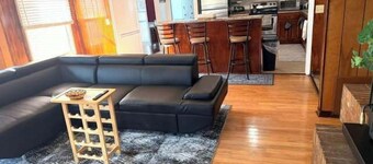 Oak Leaf Retreat | Spacious Family Home near GSU