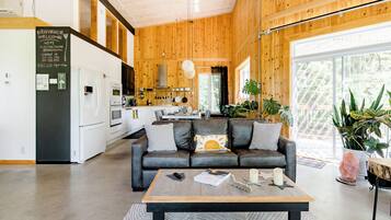 Smart-TV, Kamin, Bücher