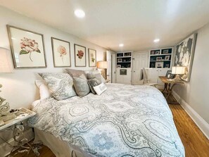 3 bedrooms, iron/ironing board, WiFi, bed sheets - Charming Coastal Adult Retreat (Virginia Beach)