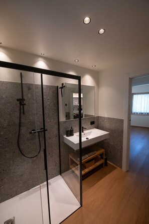 Shower, hair dryer, bidet - Stelvio Apartment (Premadio)