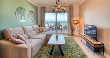 MAYA: Seafront apartment