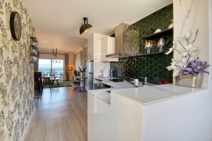 Kühlschrank, Mikrowelle, Ofen, Geschirrspüler