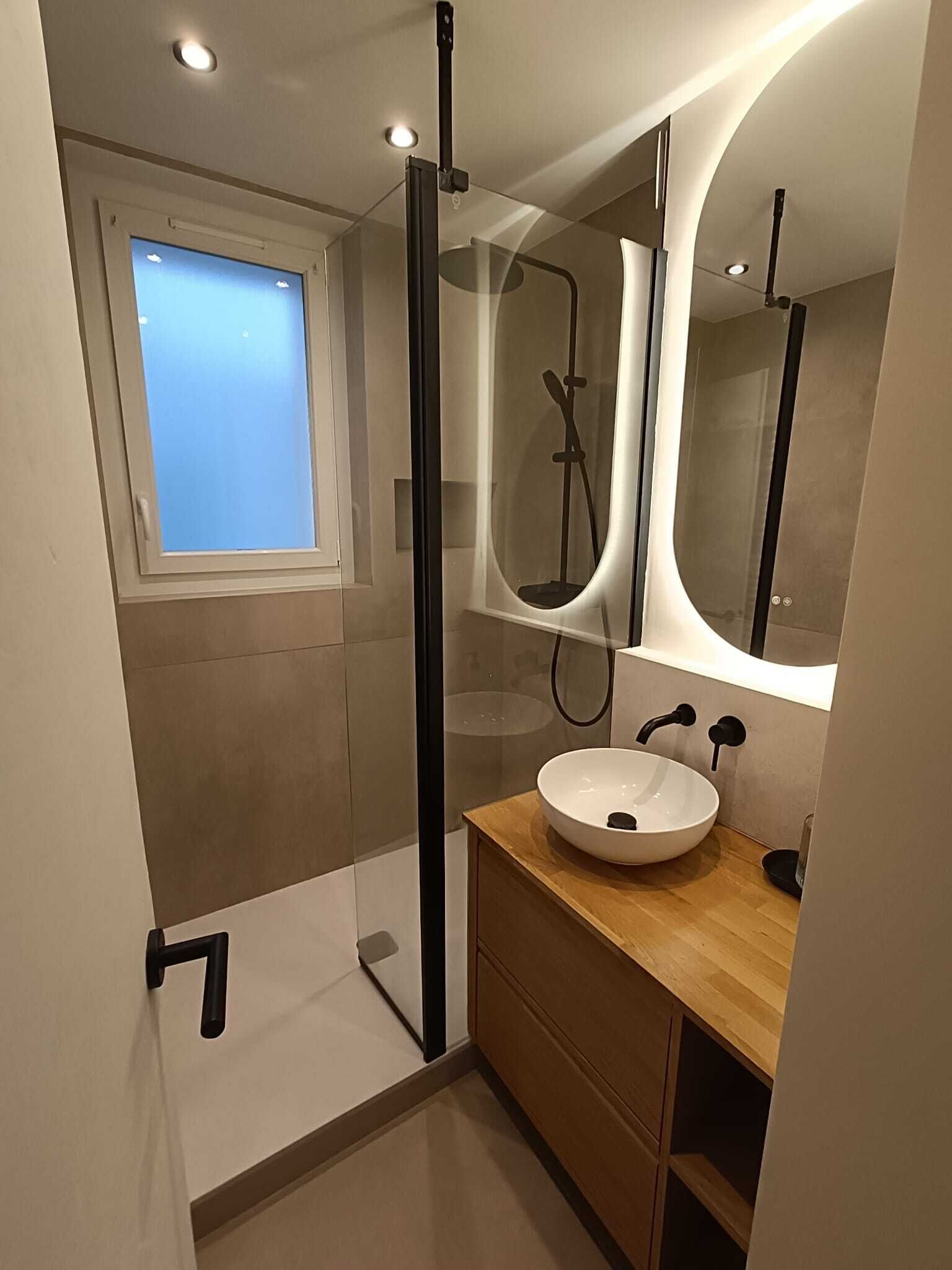 Een douche, een haardroger, handdoeken, toiletpapier