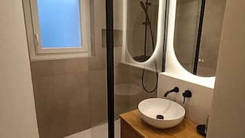 Dusche, Haartrockner, Handtücher, Toilettenpapier