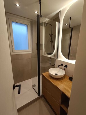 Regadera, secadora de cabello, toallas, papel de baño 