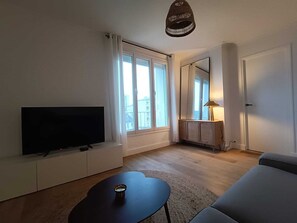 TV - Bright 63m² Ideally located for professionals and 2 steps from the botanical gardens. (Brest)