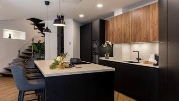 Een koelkast, een magnetron, een oven, een vaatwasser