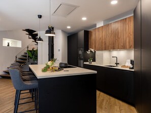 Een koelkast, een magnetron, een oven, een vaatwasser