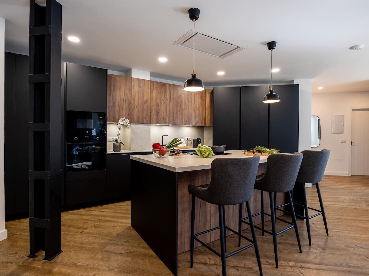 Een koelkast, een magnetron, een oven, een vaatwasser