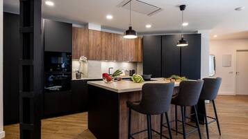 Een koelkast, een magnetron, een oven, een vaatwasser