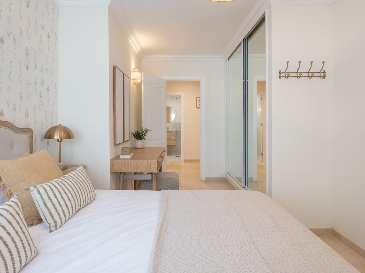 Työpöytä, silitysrauta/-lauta, Wi-Fi, vuodevaatteet