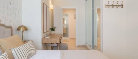 Työpöytä, silitysrauta/-lauta, Wi-Fi, vuodevaatteet