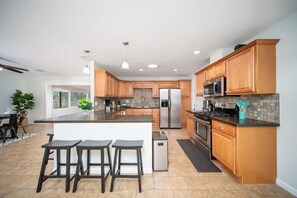 Fridge, microwave, oven, stovetop - Game On! Endless Games & Huge Backyard w Parking! (San Diego)