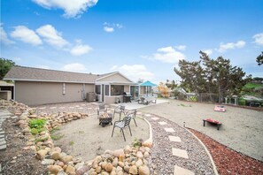 Outdoor dining - Game On! Endless Games & Huge Backyard w Parking! (San Diego)