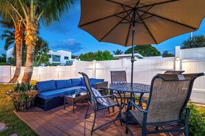 Outdoor dining - Delray Seacrest Cottage: Close to Beach & Downtown (Delray Beach)
