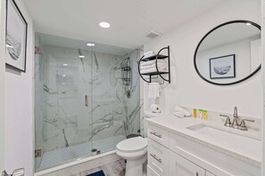 Douche, sèche-cheveux, serviettes fournies