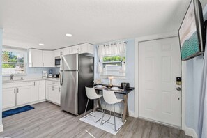 Réfrigérateur, micro-ondes, plaque de cuisson, cafetière/bouilloire