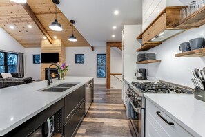 Fridge, microwave, oven, stovetop - New Build Ski in/Ski Out House w/Hot Tub (Whitefish)