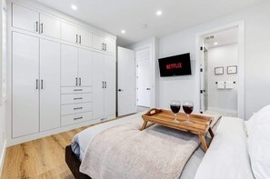 2 bedrooms, iron/ironing board, travel cot, WiFi - Two King Suites, Near Transit LRT, Garage, Balcony (Calgary)