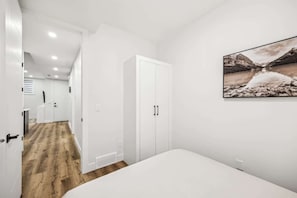 2 bedrooms, iron/ironing board, travel cot, WiFi - Steps to Transit • Bright Kitchen • Parks & Shops (Calgary)
