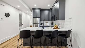 Réfrigérateur, micro-ondes, four, plaque de cuisson