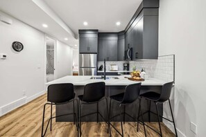 Geladeira, micro-ondas, fogão, cooktop