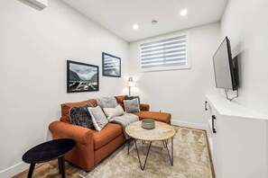 TV - Steps to Transit • Bright Kitchen • Parks & Shops (Calgary)