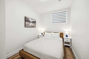 2 bedrooms, iron/ironing board, travel crib, WiFi - Steps to Transit • Bright Kitchen • Parks & Shops (Calgary)