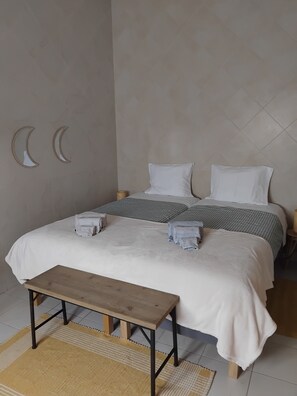 1 slaapkamer, een strijkplank/strijkijzer, wifi, beddengoed