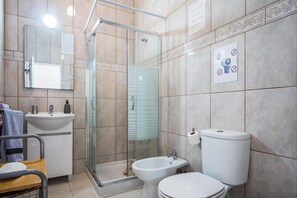 Chuveiro, secador de cabelo, toalhas de banho 