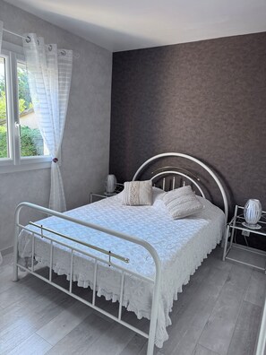 2 bedrooms, iron/ironing board