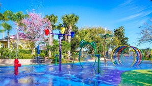 Um parque aquático com um hidrante vermelho, toboáguas coloridos e área de piscina.