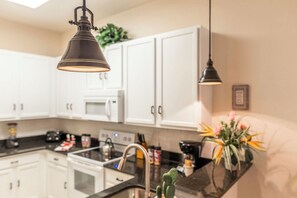 Private kitchen - Lovely family-friendly condominium close to parks (Davenport)