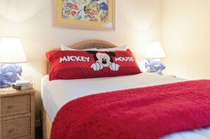 3 bedrooms, iron/ironing board, WiFi, bed sheets - Lovely family-friendly condominium close to parks (Davenport)