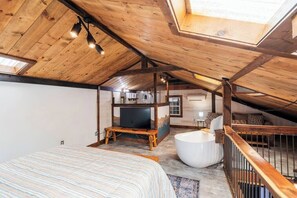 1 bedroom, iron/ironing board, WiFi, bed sheets - Orange Door Barn Apt on the Farm (Asheville)