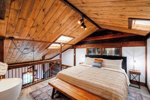 1 bedroom, iron/ironing board, WiFi, bed sheets - Orange Door Barn Apt on the Farm (Asheville)