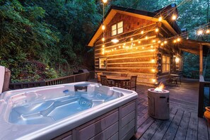 Outdoor dining - Romantic Asheville Log Cabin w/ Hot Tub & Gym (Asheville)