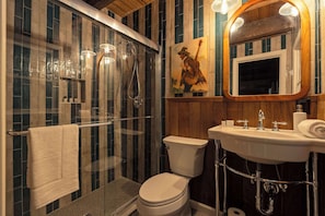Shower, hair dryer, towels, shampoo - Romantic Asheville Log Cabin w/ Hot Tub & Gym (Asheville)