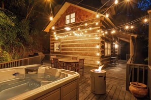 Outdoor dining - Romantic Asheville Log Cabin w/ Hot Tub & Gym (Asheville)