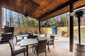 Outdoor dining - Blue & Yellow Suites on the farm: hot tub & sauna! (Asheville)