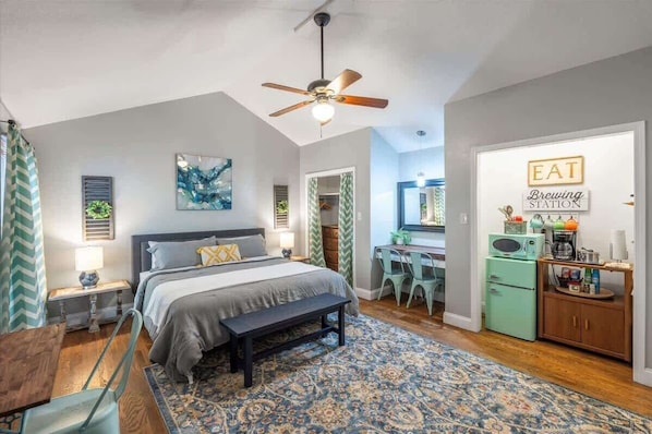2 bedrooms, desk, iron/ironing board, WiFi