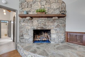 Interior - Farm Suite-Sauna, hot tub, King bed, jacuzzi tub (Asheville)